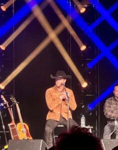 Dustin Lynch meet and greet tickets & VIP packages