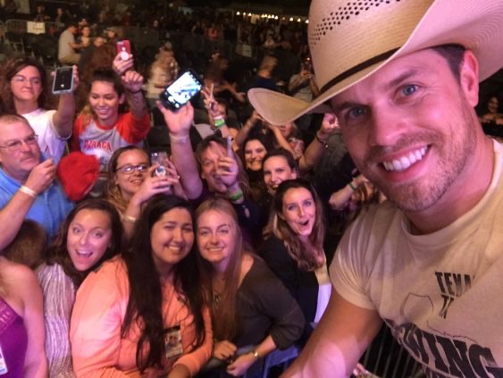 Dustin Lynch meet and greet tickets & VIP packages